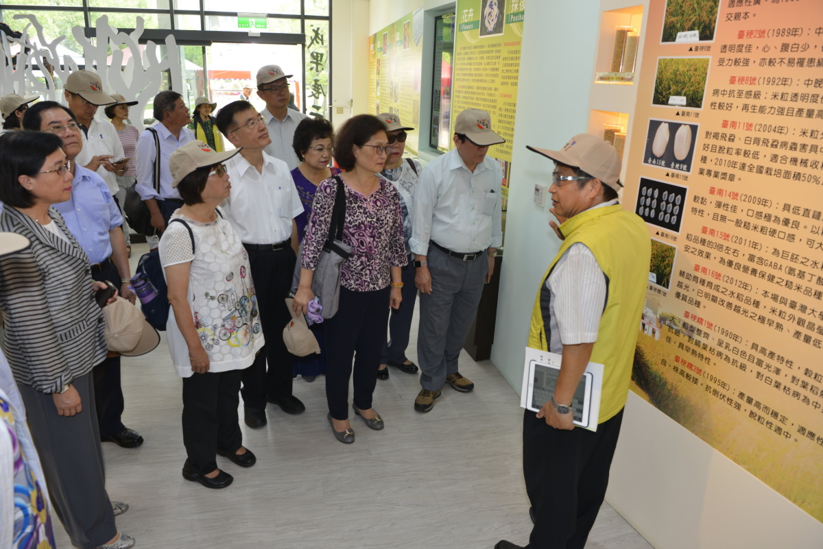 王場長介紹本場育成的水稻品種