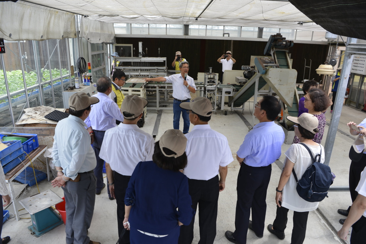 楊清富說明植物工廠作業效率