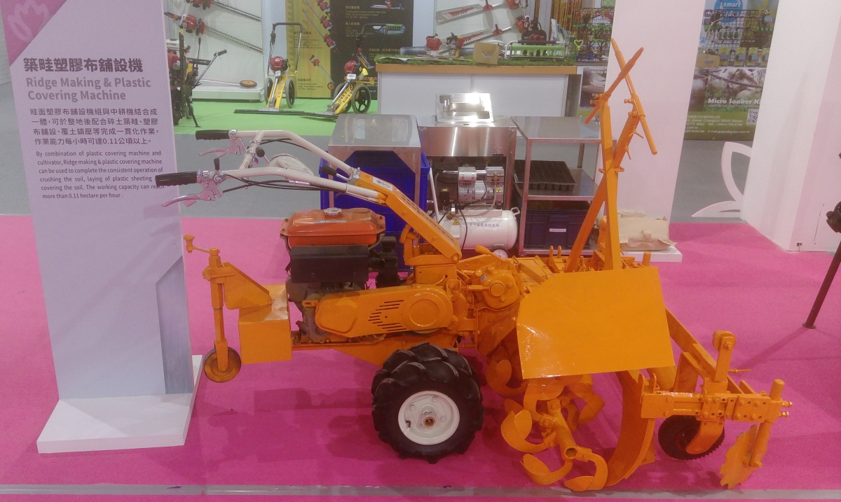 築畦塑膠布舖設機
