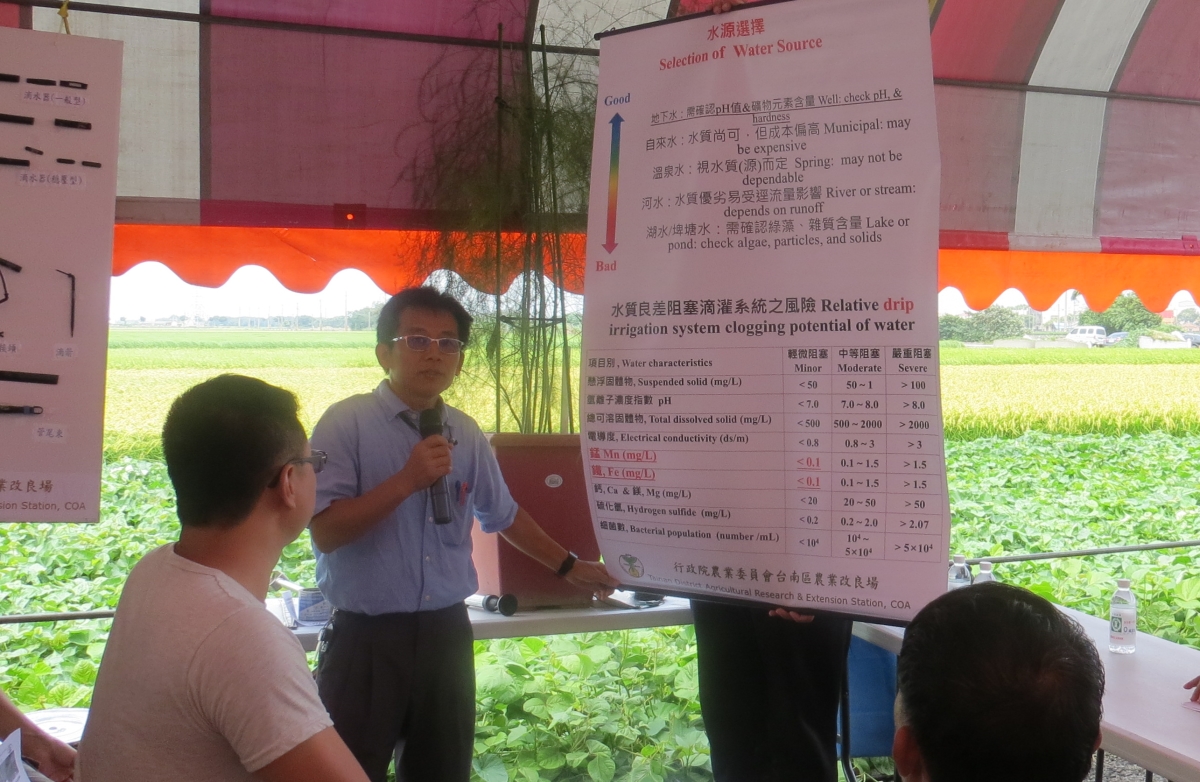 謝明憲站長解說設施蘆筍節水滴灌應用