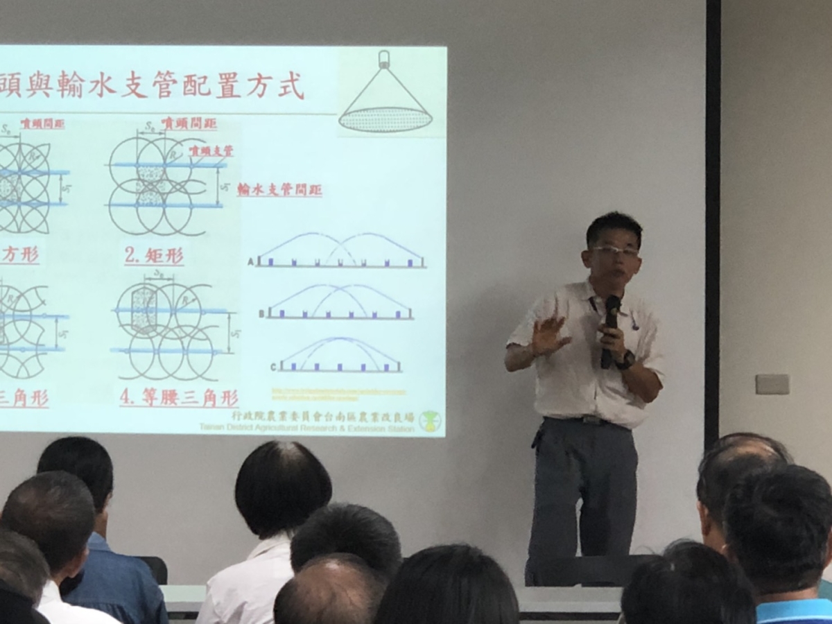 謝明憲站長介紹設施內噴灌系統
