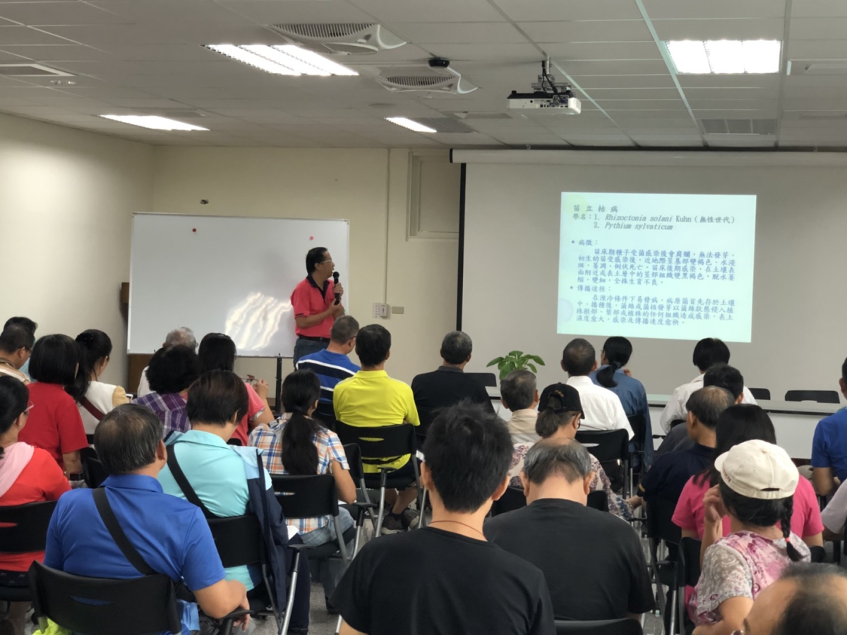 陳昇寬副研究員介紹常見病蟲害及安全資材