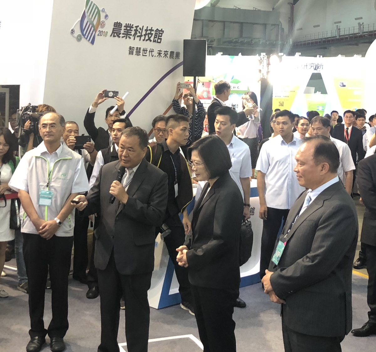 蔡英文總統巡視農業科技館