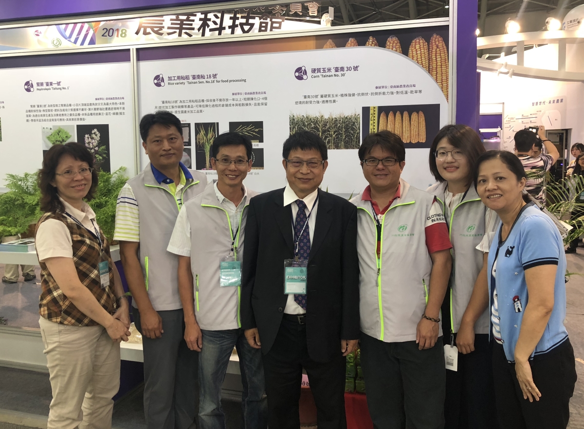  王前場長與參與展出人員