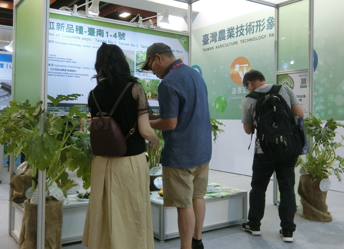 民眾參訪本場展示攤位