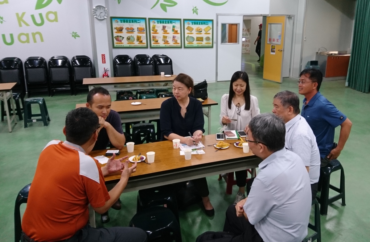 范美玲處長及鄭榮瑞代理場長於瓜瓜園與青農邱裕翔對談現況