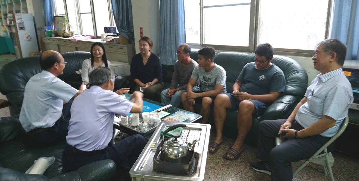 范美玲處長與鄭榮瑞代理場長於將軍區農會訪談青農現況