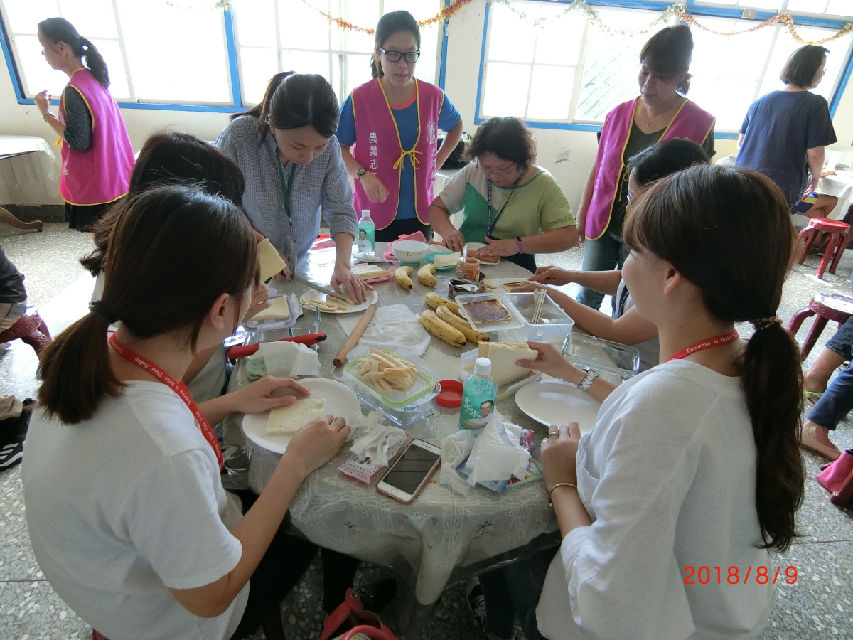農會家政班教導大家親手做午茶點心共食