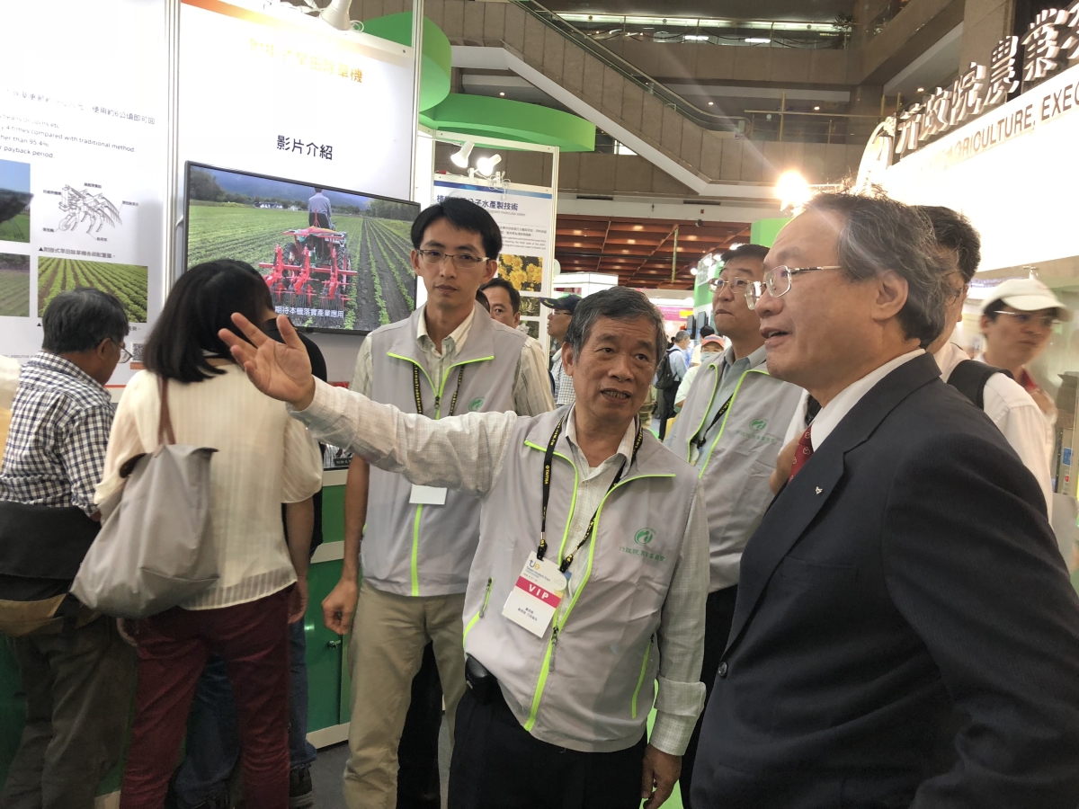 鄭榮瑞代理場長及黃士晃助理研究員向黃副主委說明果實套袋