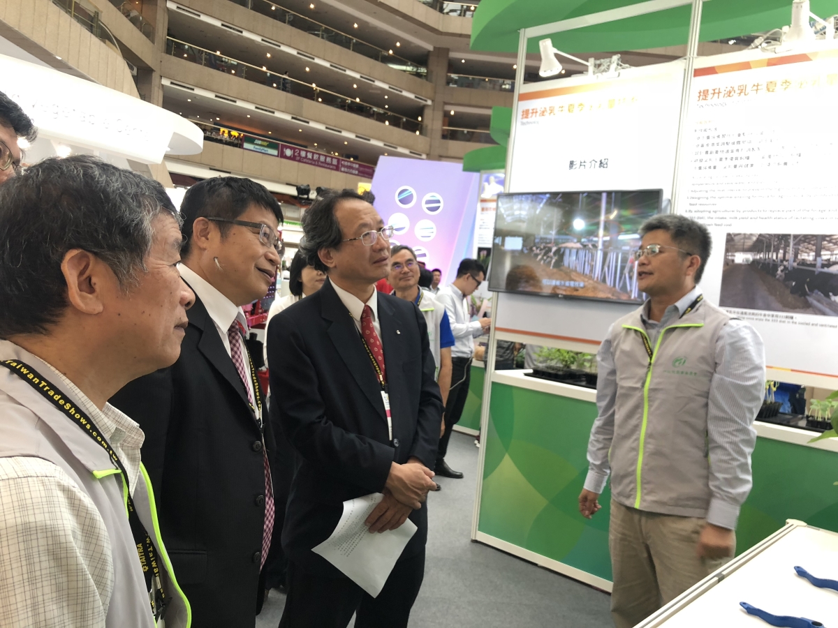 鍾瑞永課長向黃副主委、王仕賢處長說明胡麻割捆機