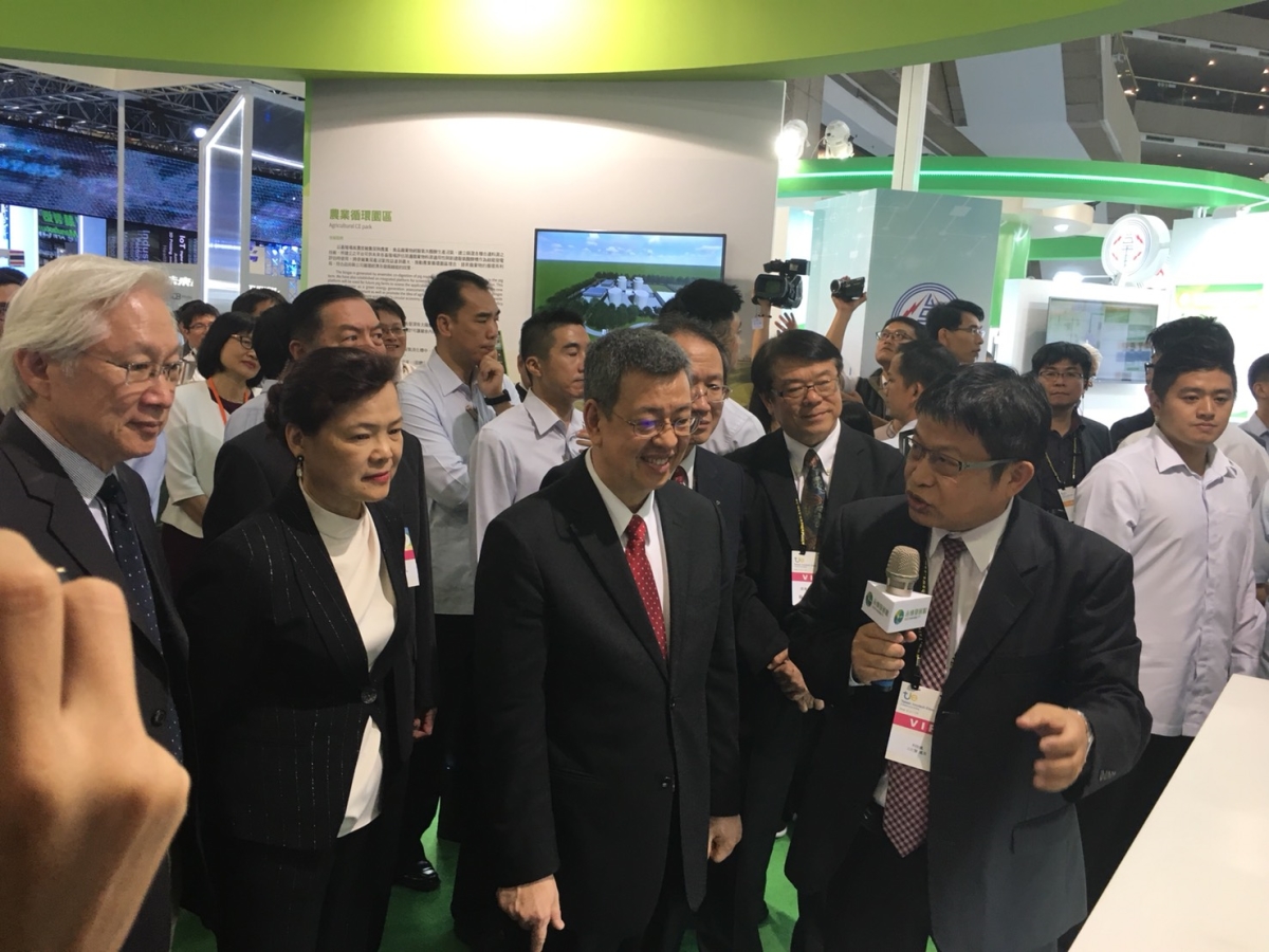 王仕賢處長向陳建仁副總統說明永續發展館