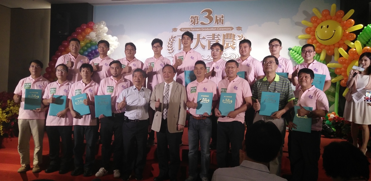 林聰賢主委與本場鄭榮瑞代理場長、百大青農合影