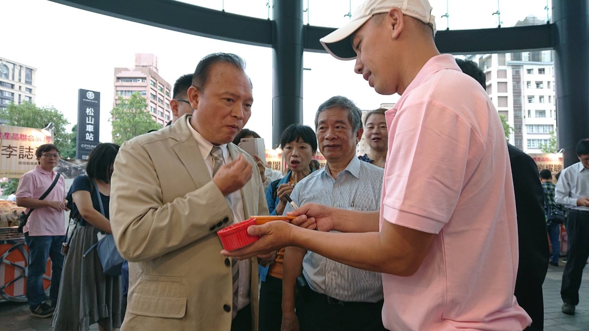 林聰賢主委與本場鄭榮瑞代理場長訪視本場第一屆百大青農張建豪的展售攤位