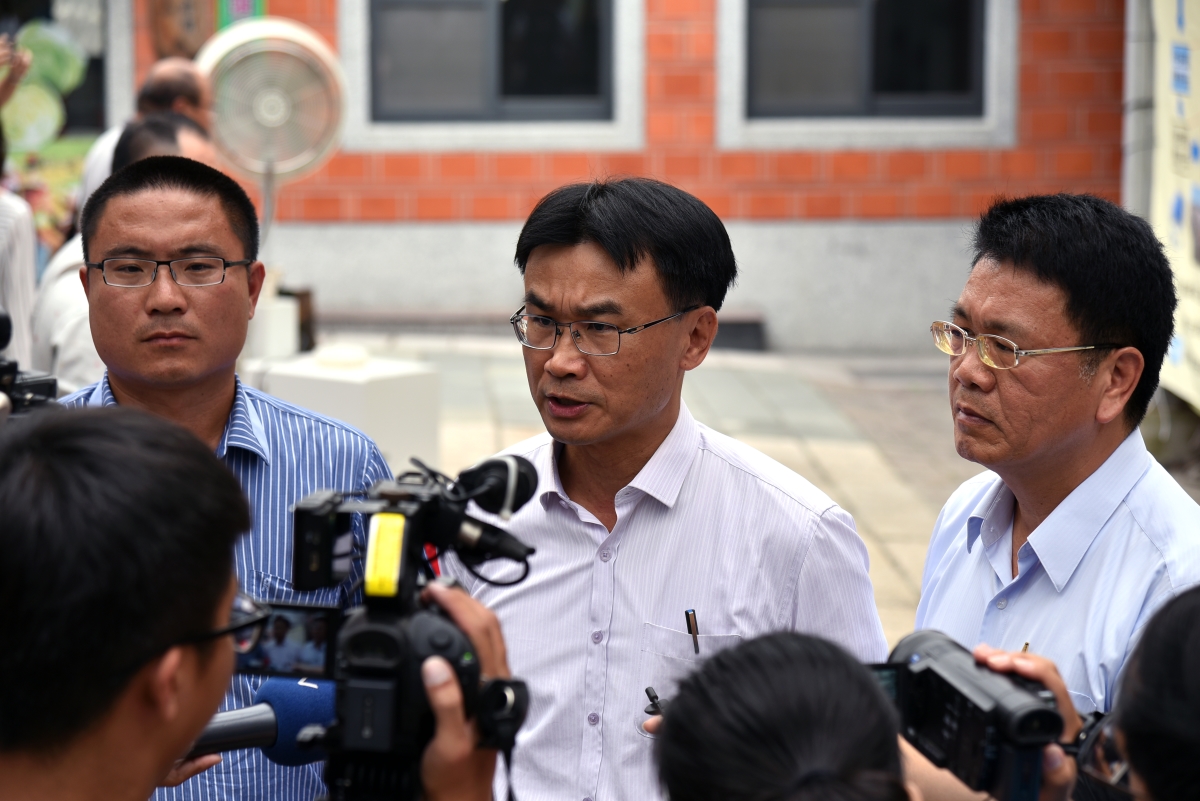 農委會陳吉仲副主委(圖中)於會場接受媒體採訪