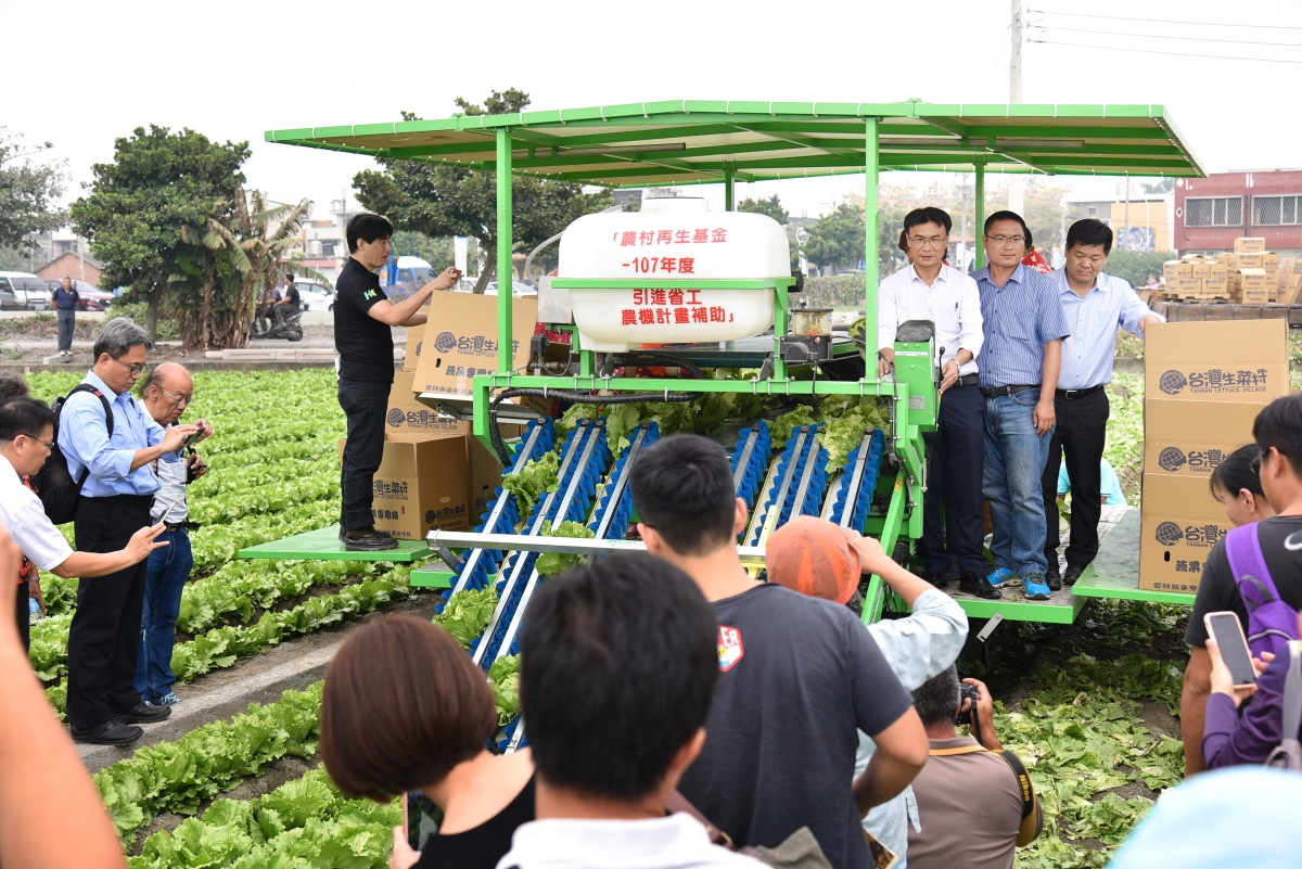 陳吉仲副主委特別操作萵苣採收機，見證省工作業輔具應用