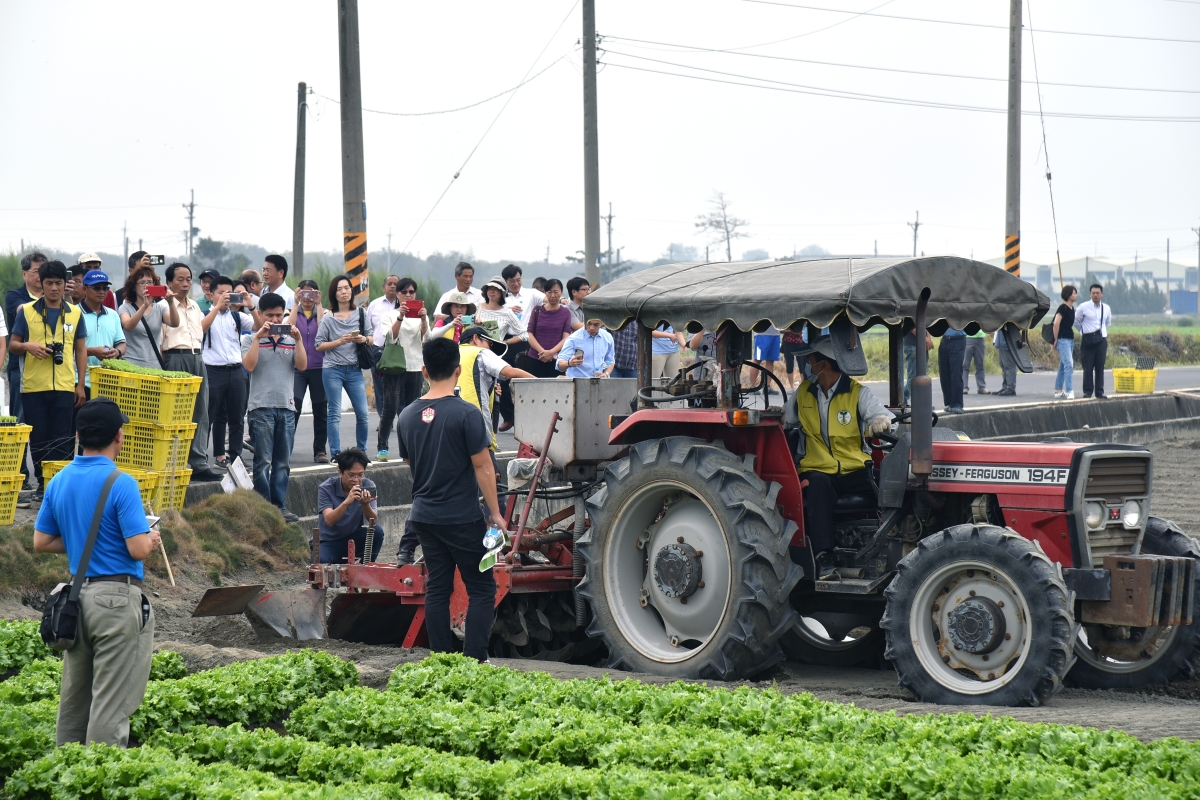 與會來賓觀摩臺南區農改場作畦施肥同步作業