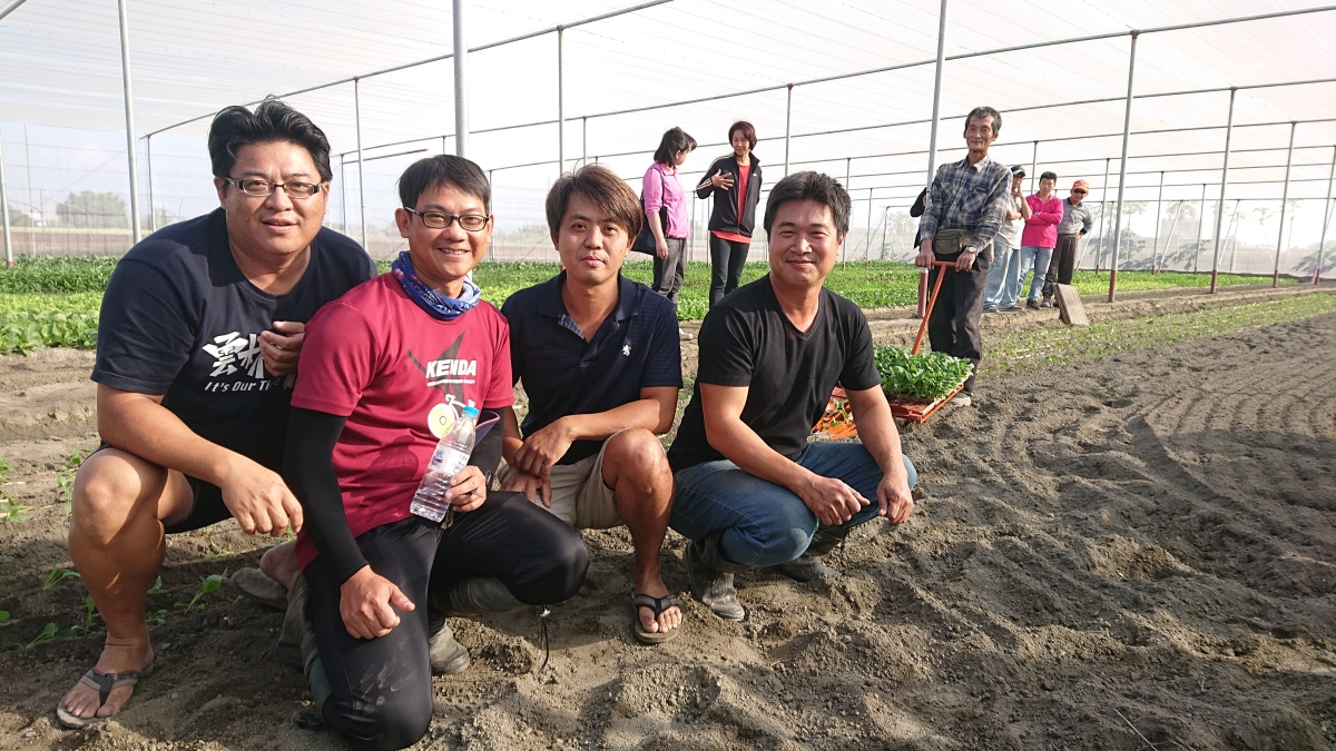 第4屆百大青農陳鳳義(左1)、陳文哲(左2)、陳祐瑋(右2)與陪伴輔導師廖志偉(右1)田間合影