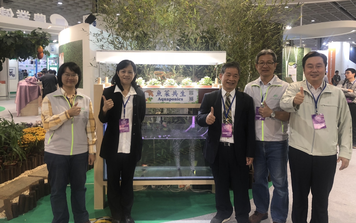 鄭場長與布展同仁合影