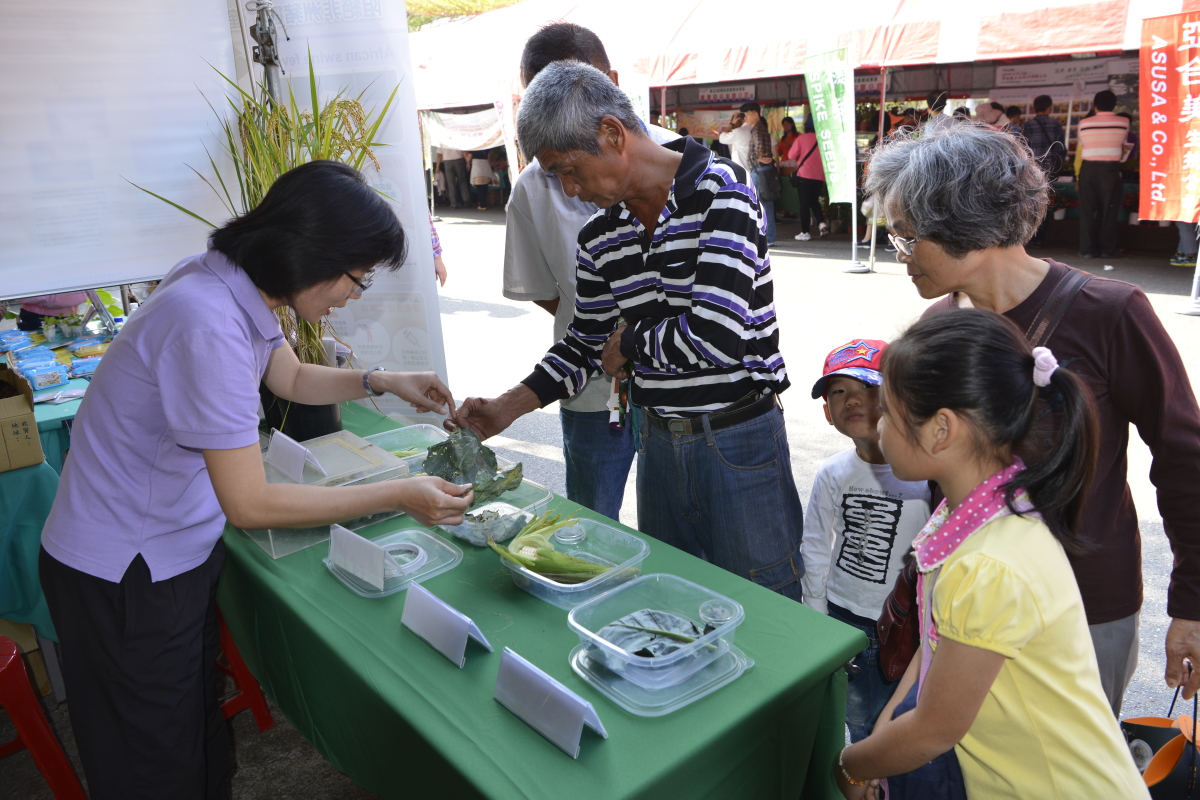 病蟲害診斷鑑定展示攤位教導民眾辨識病徵