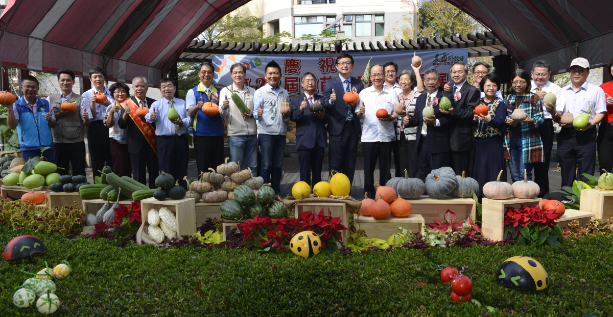 長官及各種苗公司代表上台齊祝活動圓滿成功