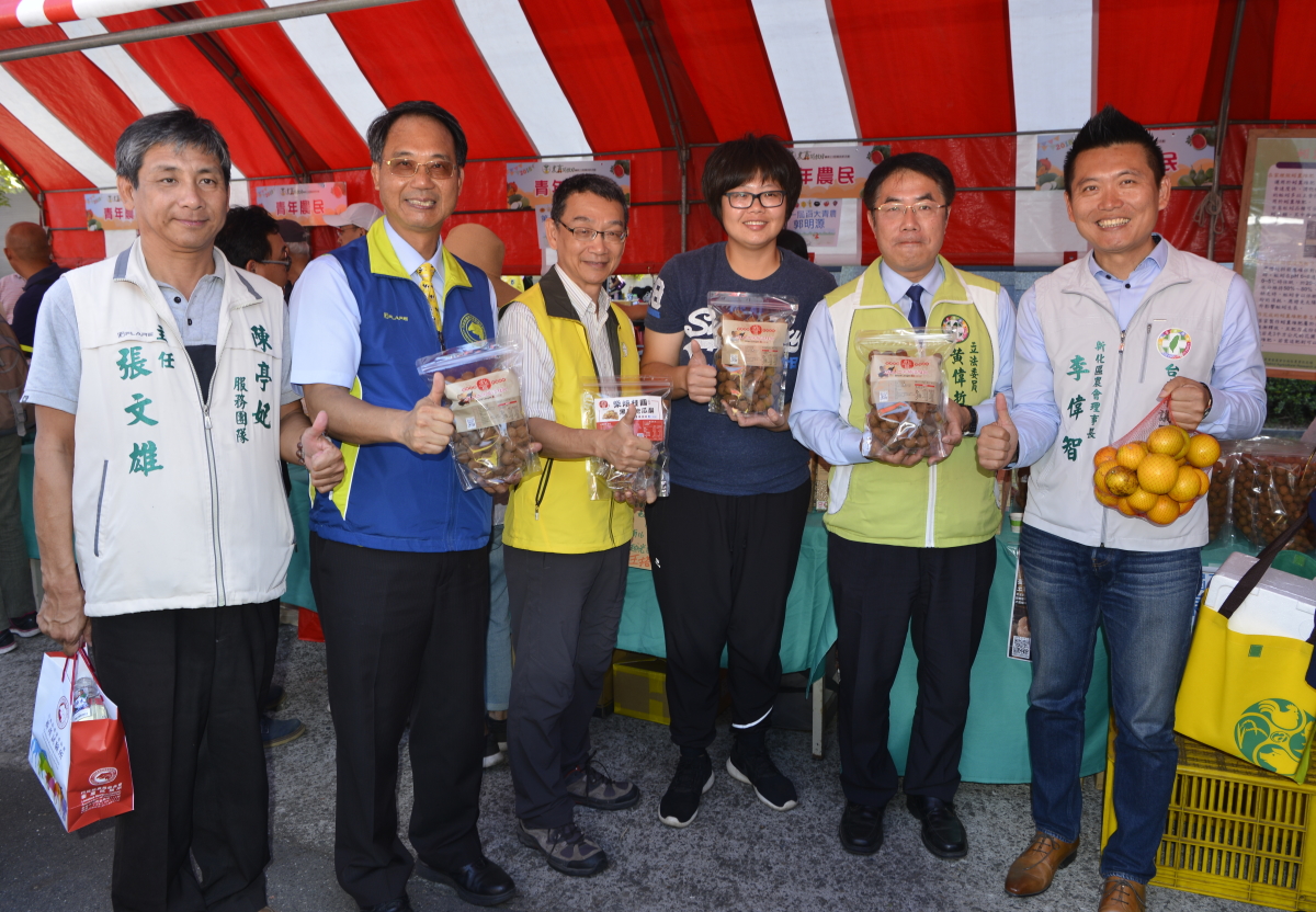 蔡宜峯副場長陪同黃偉哲準市長關心訪視青農攤位