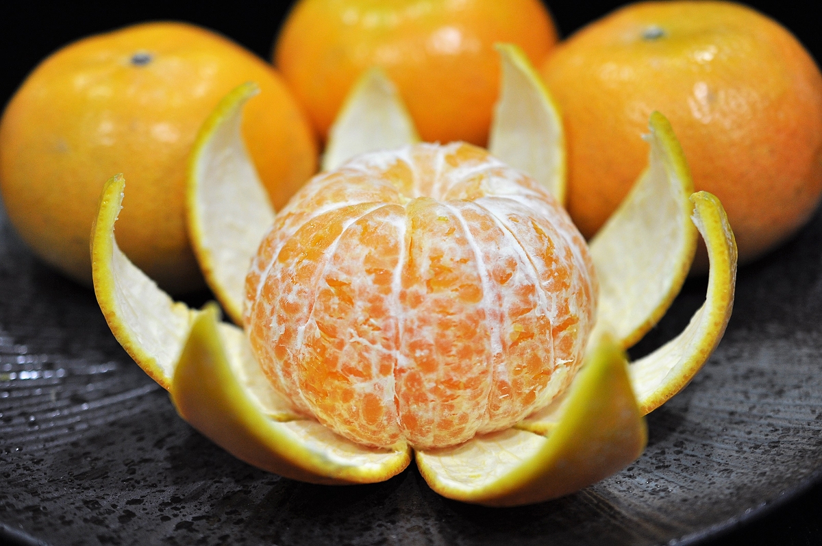 茂谷柑以果皮橙黃色、有光澤，果實飽滿、富彈性，且有沉重感者最優