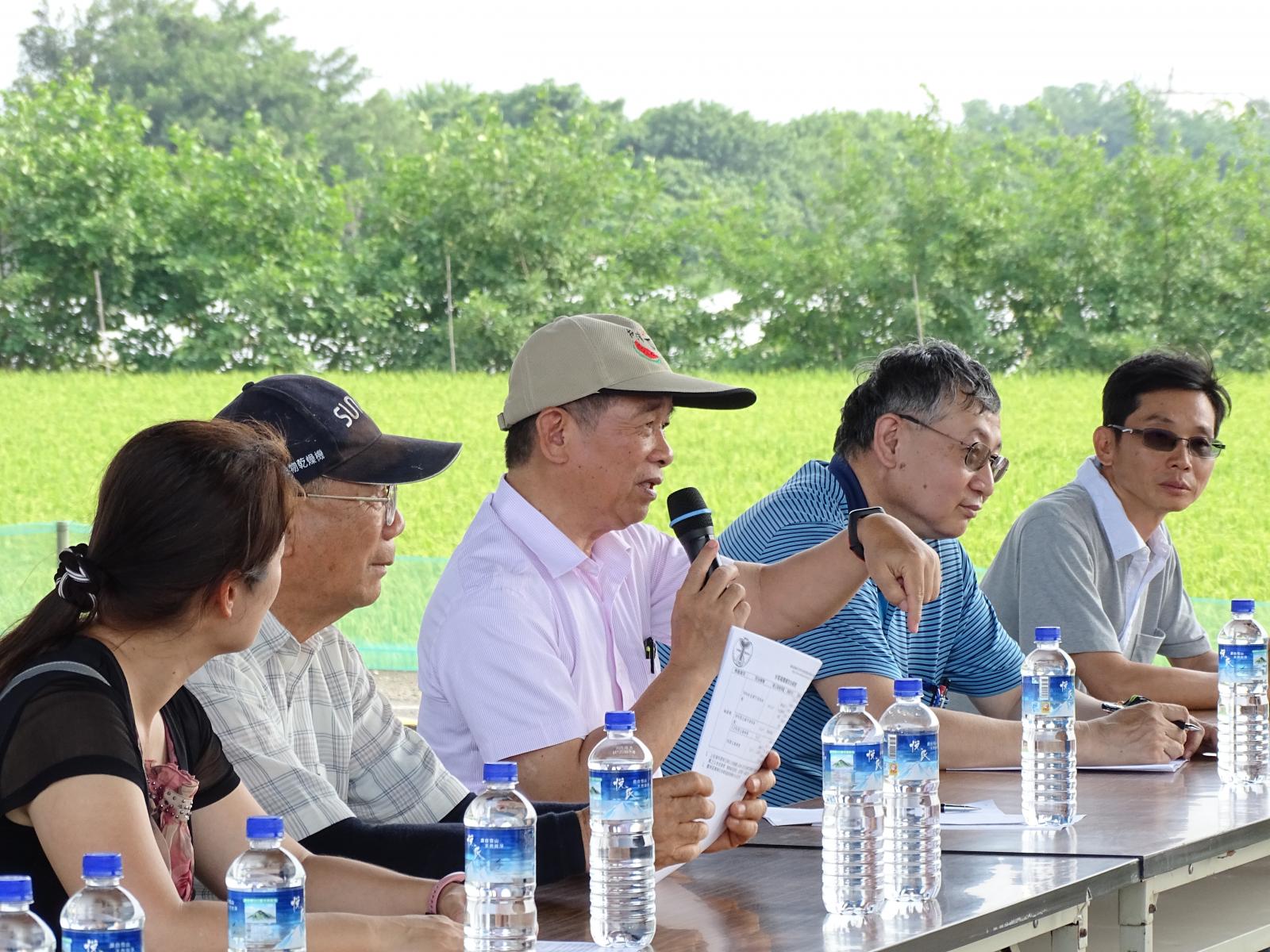 場長親自向農友解說問題