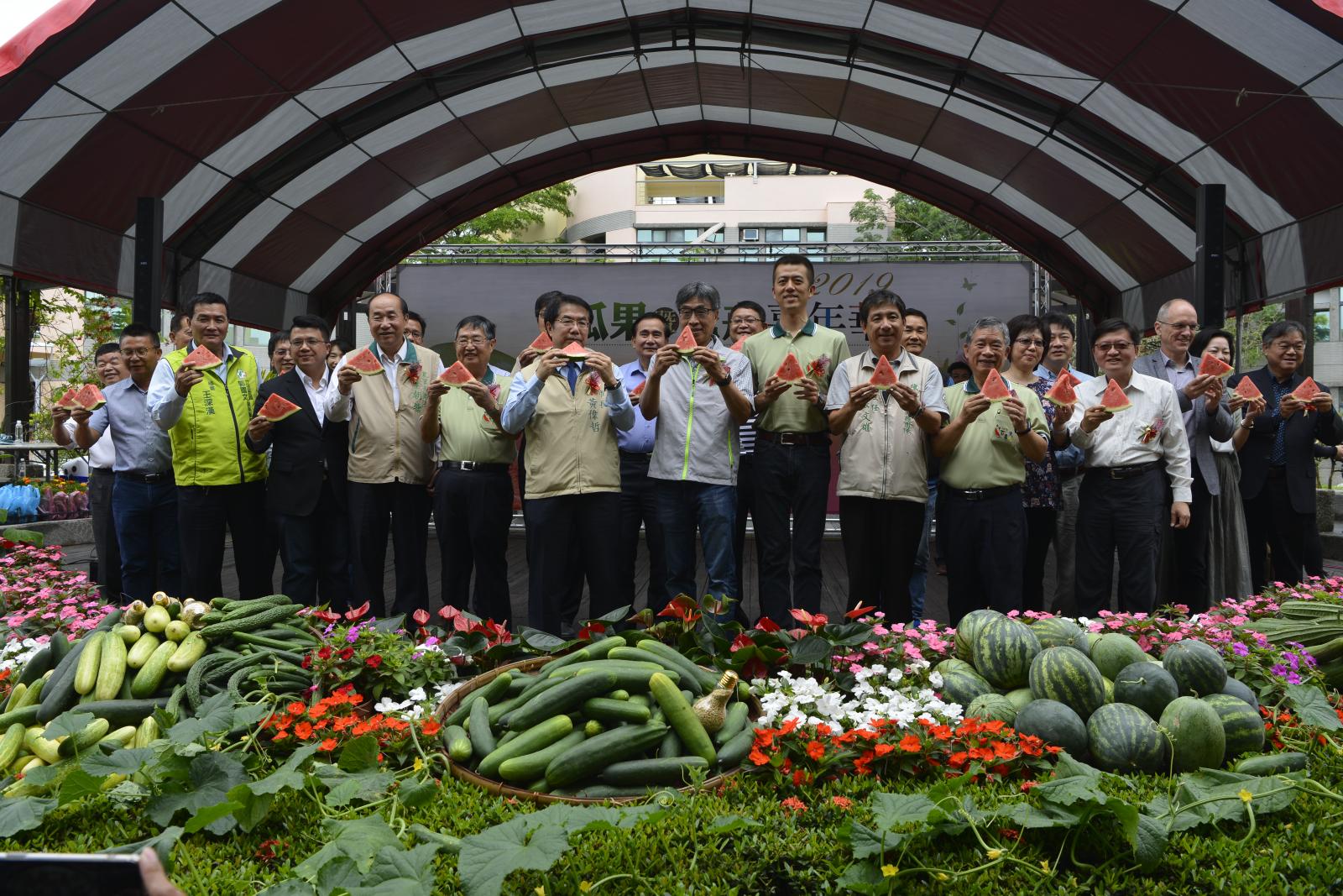 陳駿季副主委及各界長官為臺灣瓜果暨花卉嘉年華活動揭開序幕