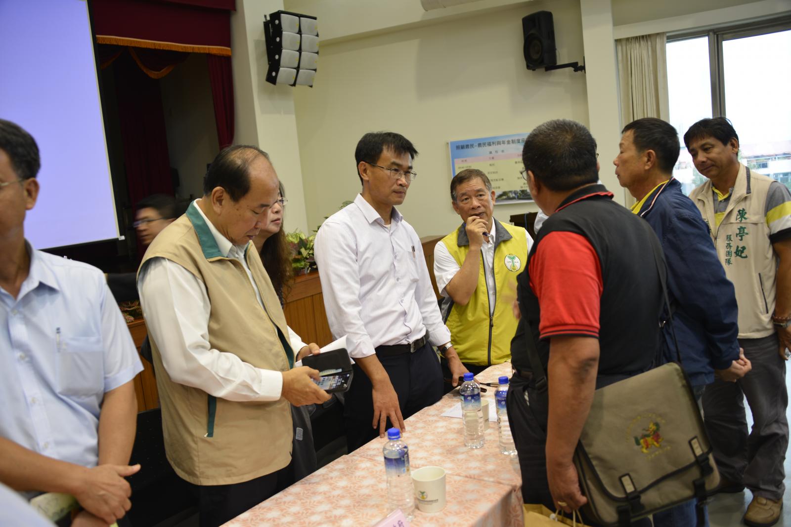 陳主委與農民面對面溝通討論