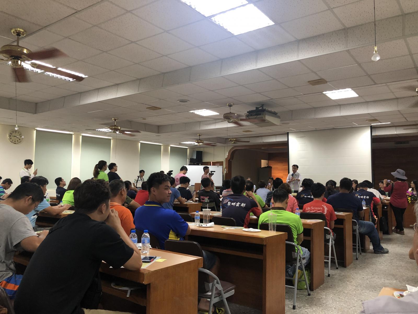 農委會主委陳吉仲回應青農的提問