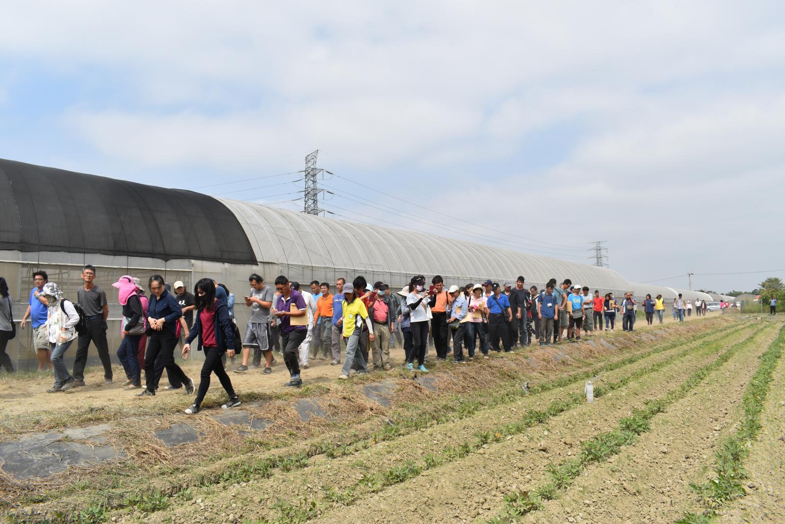 前往實地觀摩的眾多人潮
