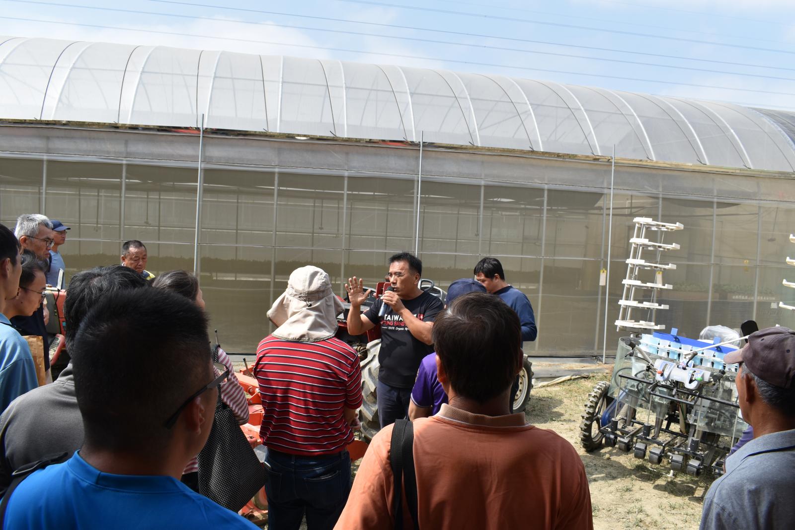 賴東卿主席介紹一整套有機蔬菜栽培常用農機具