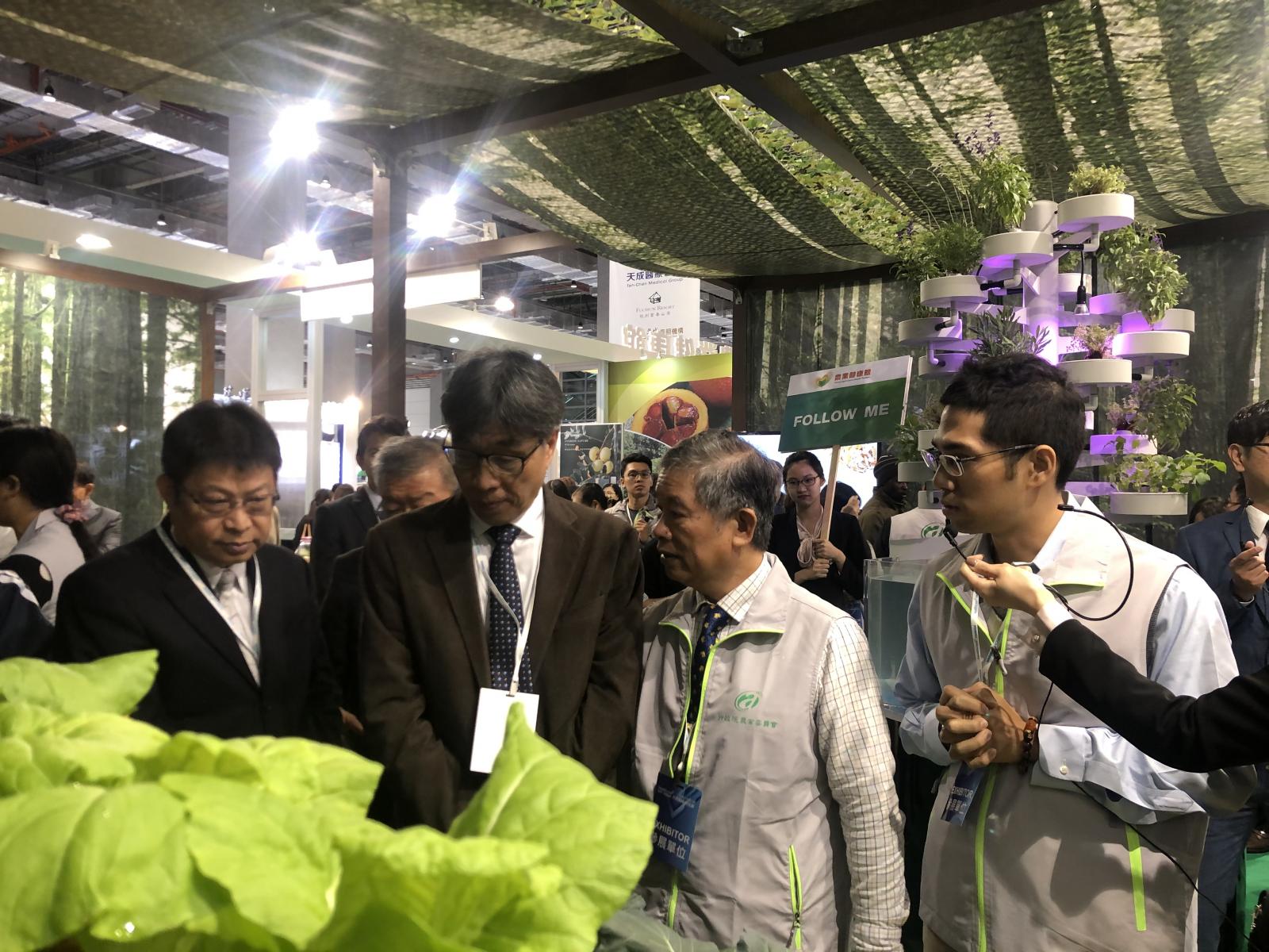 潘佳辰助理研究員向陳副主委駿季、王處長仕賢介紹其「蚯蚓及蚓糞之省工分離裝置」