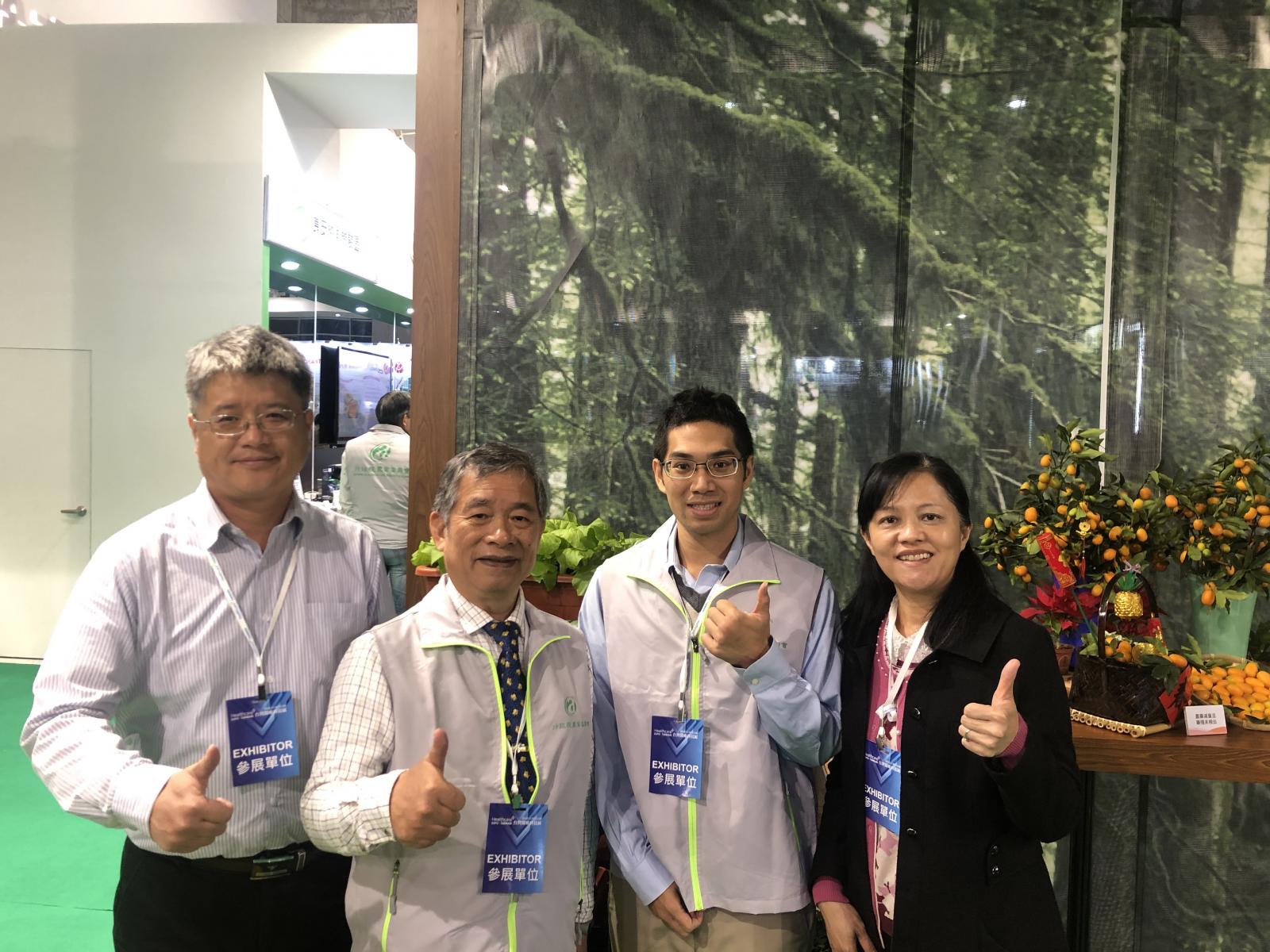 鄭場長榮瑞、鍾課長瑞永、潘佳辰助研員及彭瑞菊副研究員合影
