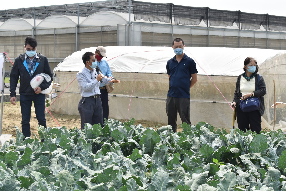 謝明憲站長說明省工一次施肥技術