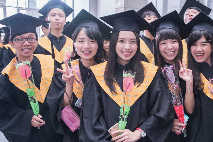 畢業生人手一支火鶴花有事事都很好的寓意