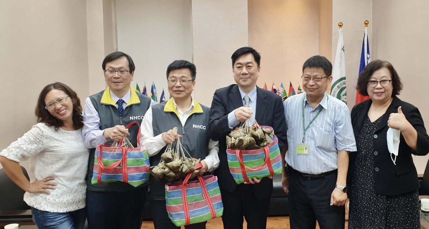 農委會由科技處王仕賢處長、秘書室蘇夢蘭主任、農科院黃文意副院長與芳榮米廠張美雪經理代表分享臺南14號糙米粽給中央流行疫情指揮中心，陳宗彥副指揮官、周志浩署長、莊人祥副署長出面致謝