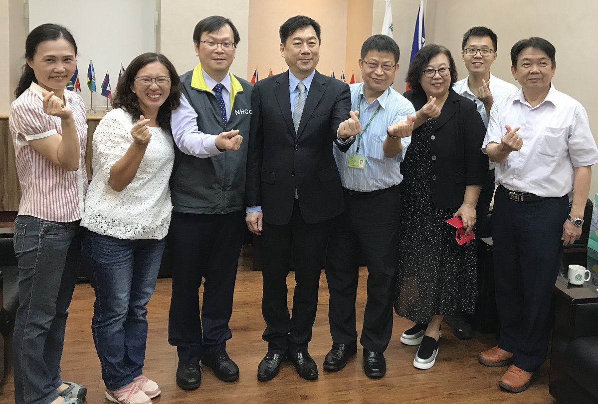 農委會一行8人代表，將「千歲爺奶團」兩千顆肉粽分享給中央流行疫情指揮中心專家團隊