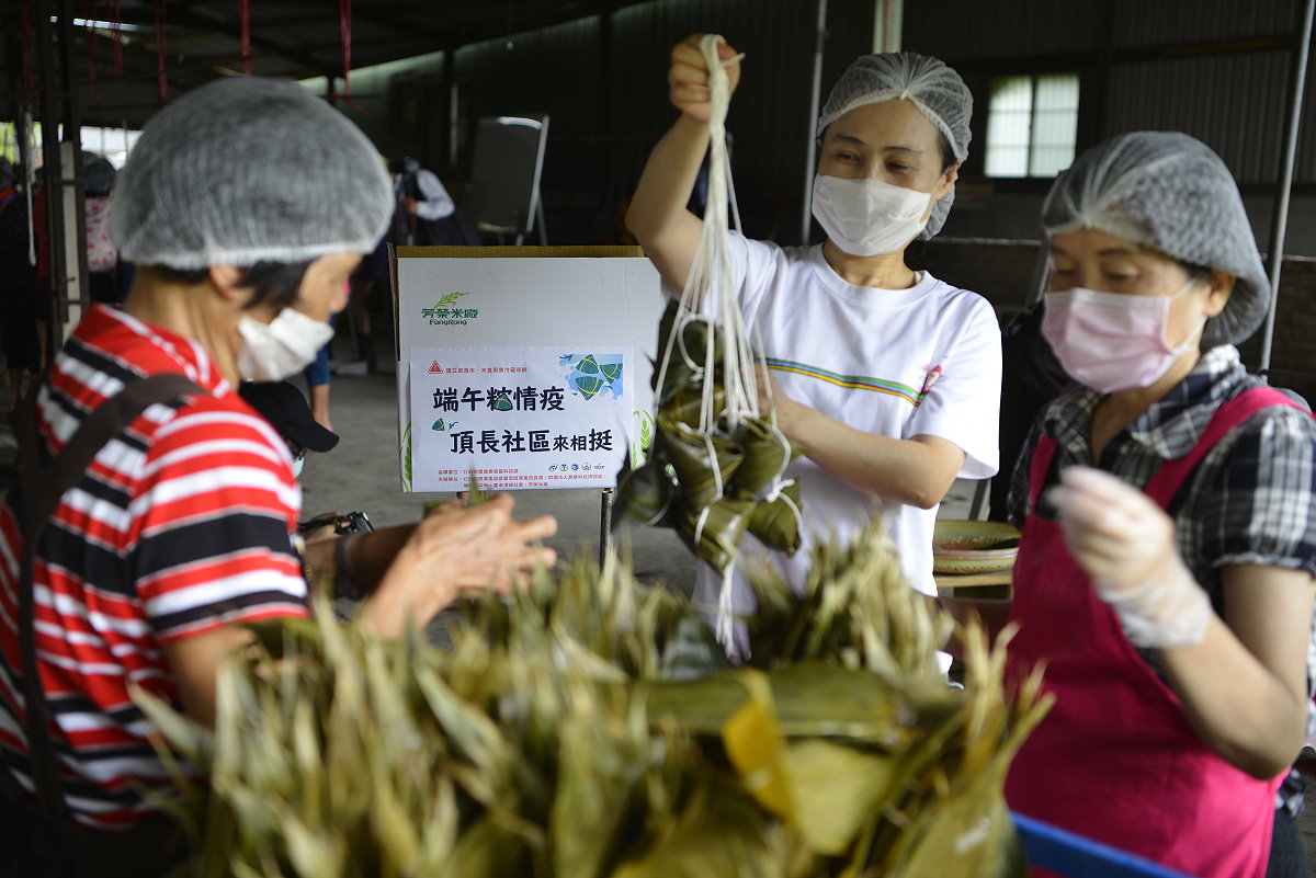 臺南區農業改良場陳曉菁副研究員（中）到現場宣導食材、器材及人員等衛生安全觀念