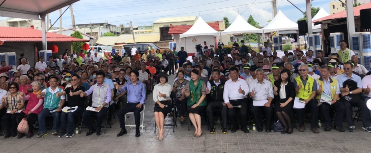 賴清德副總統訪視雲林縣，座談會後與農民合影