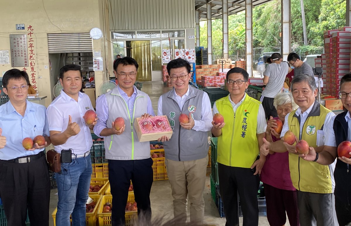 陳主委與各位長官化身臺南芒果推廣大使~臺南芒果有夠讚！