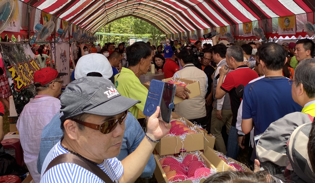 開幕活動熱鬧非凡，青農市集人潮滿滿