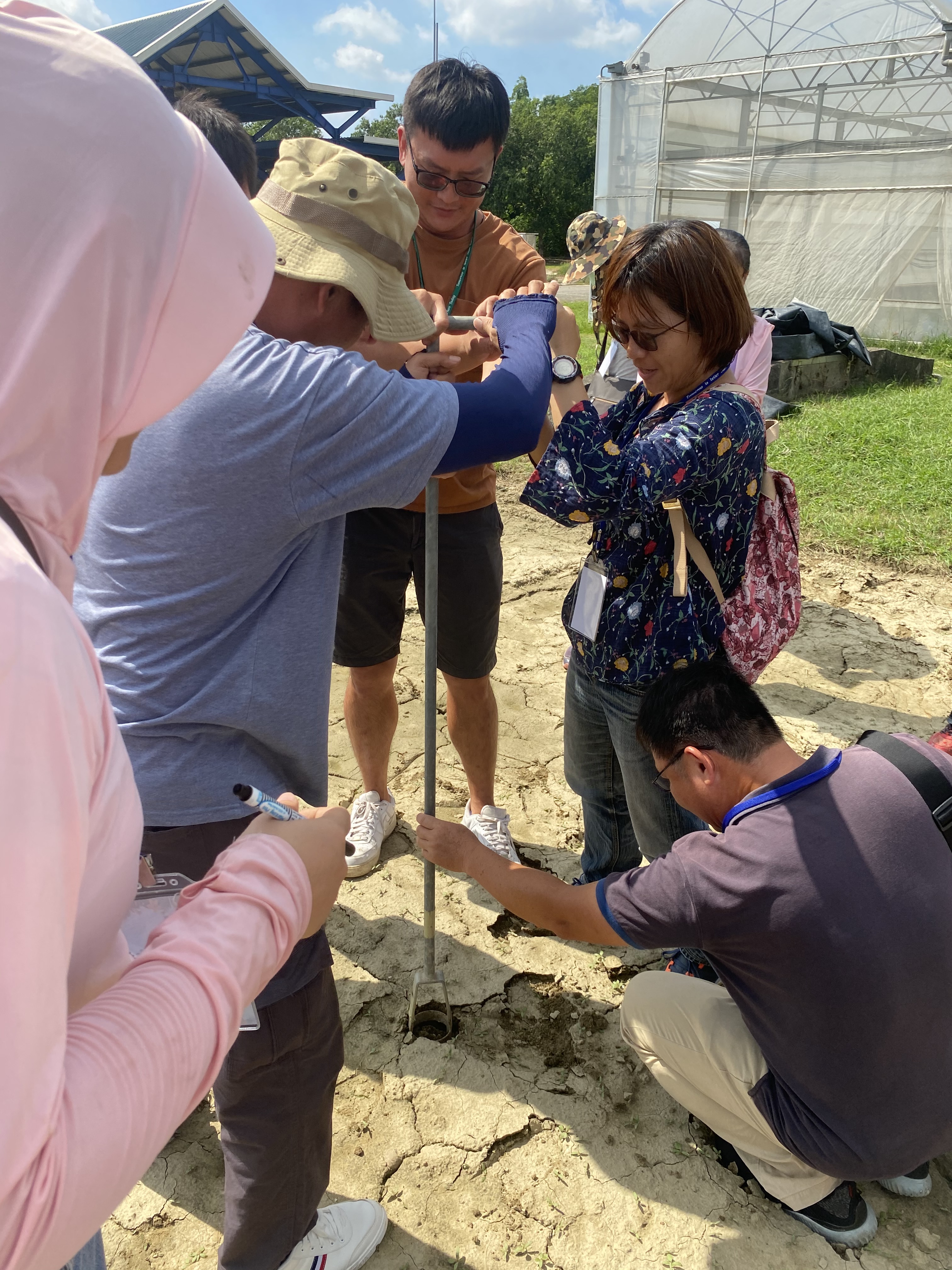 學員進行土壤採樣操作實務