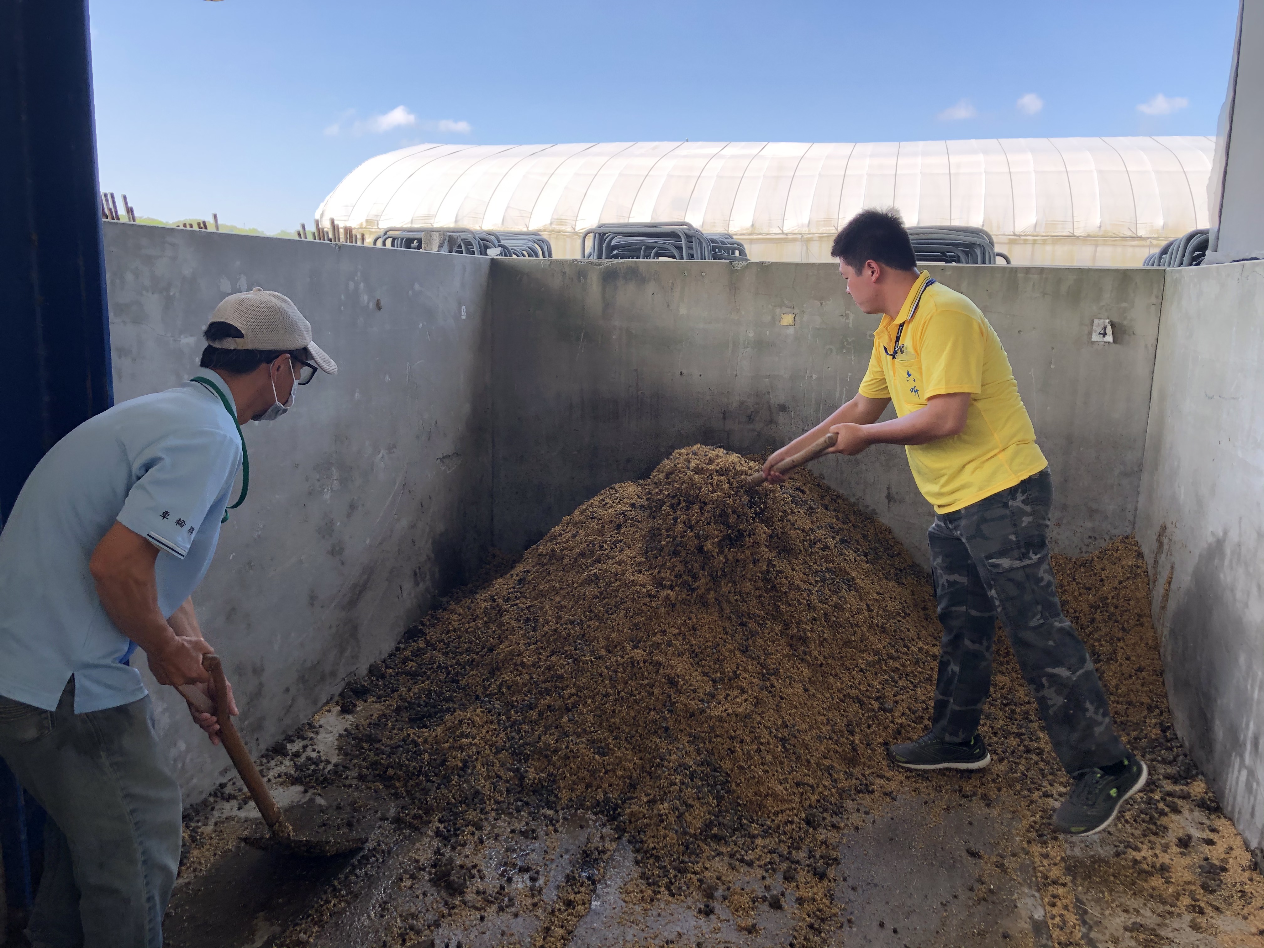 學員進行有機堆肥製作操作實務