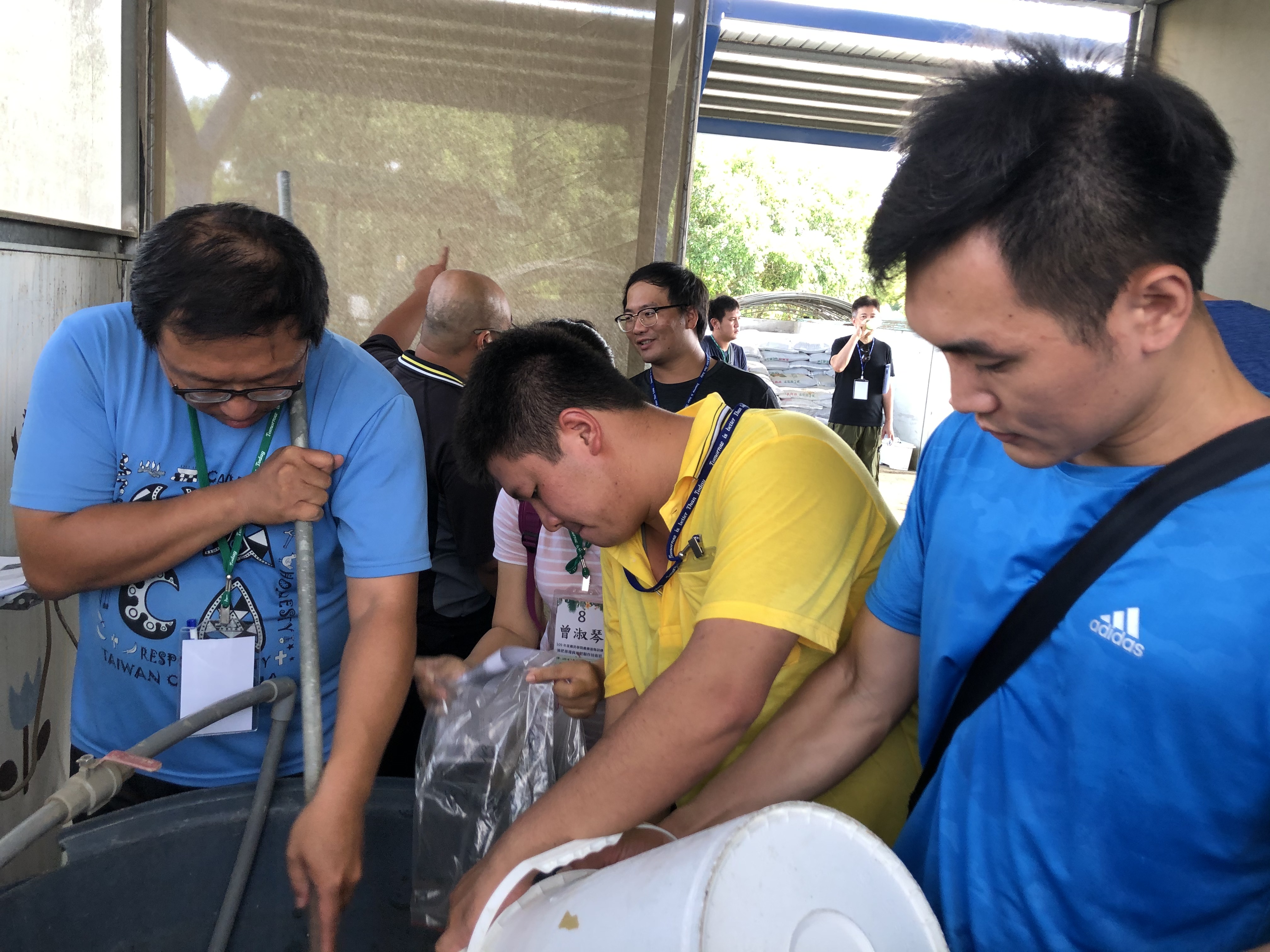 學員進行有機液肥製作操作實務