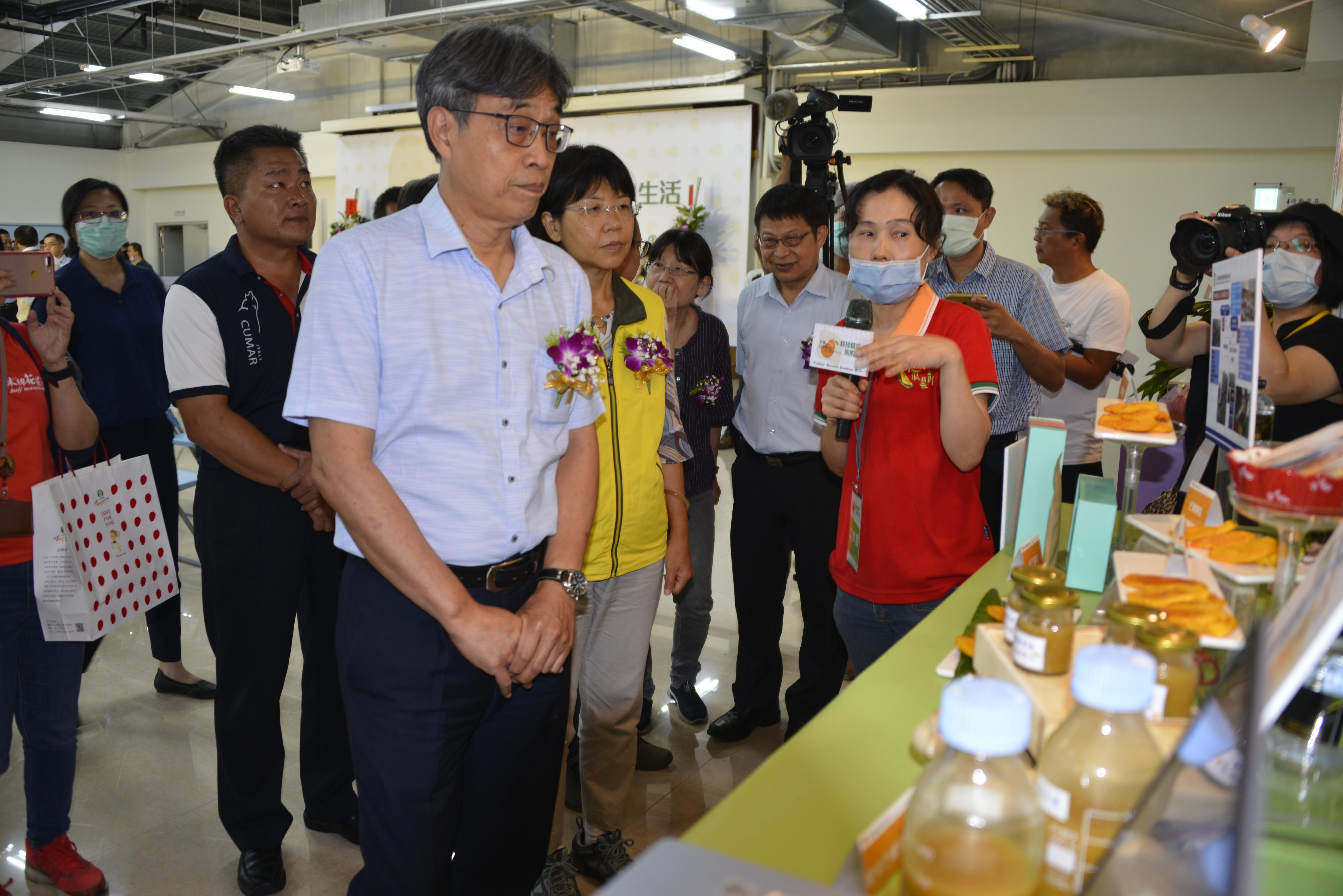 陳曉菁副研究員介紹芒果加工技術與產品