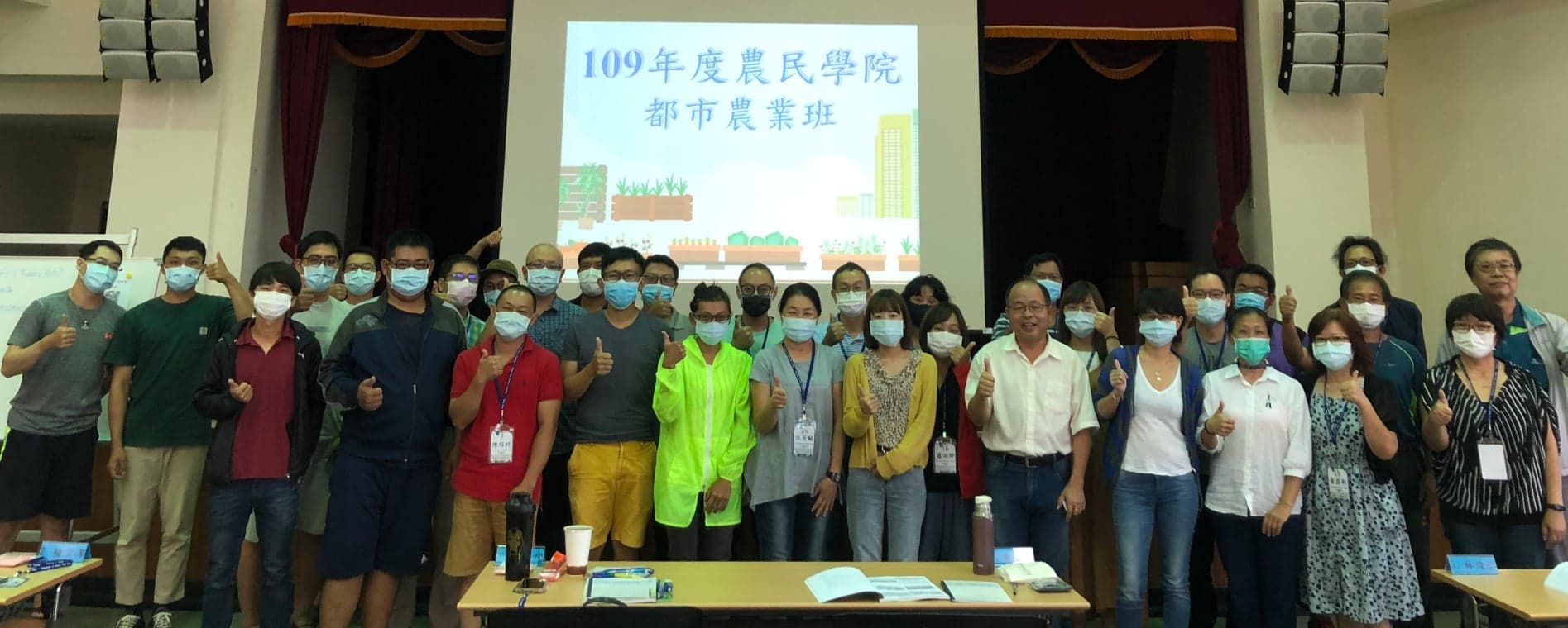 羅正宗副場長於開訓時與學員合影