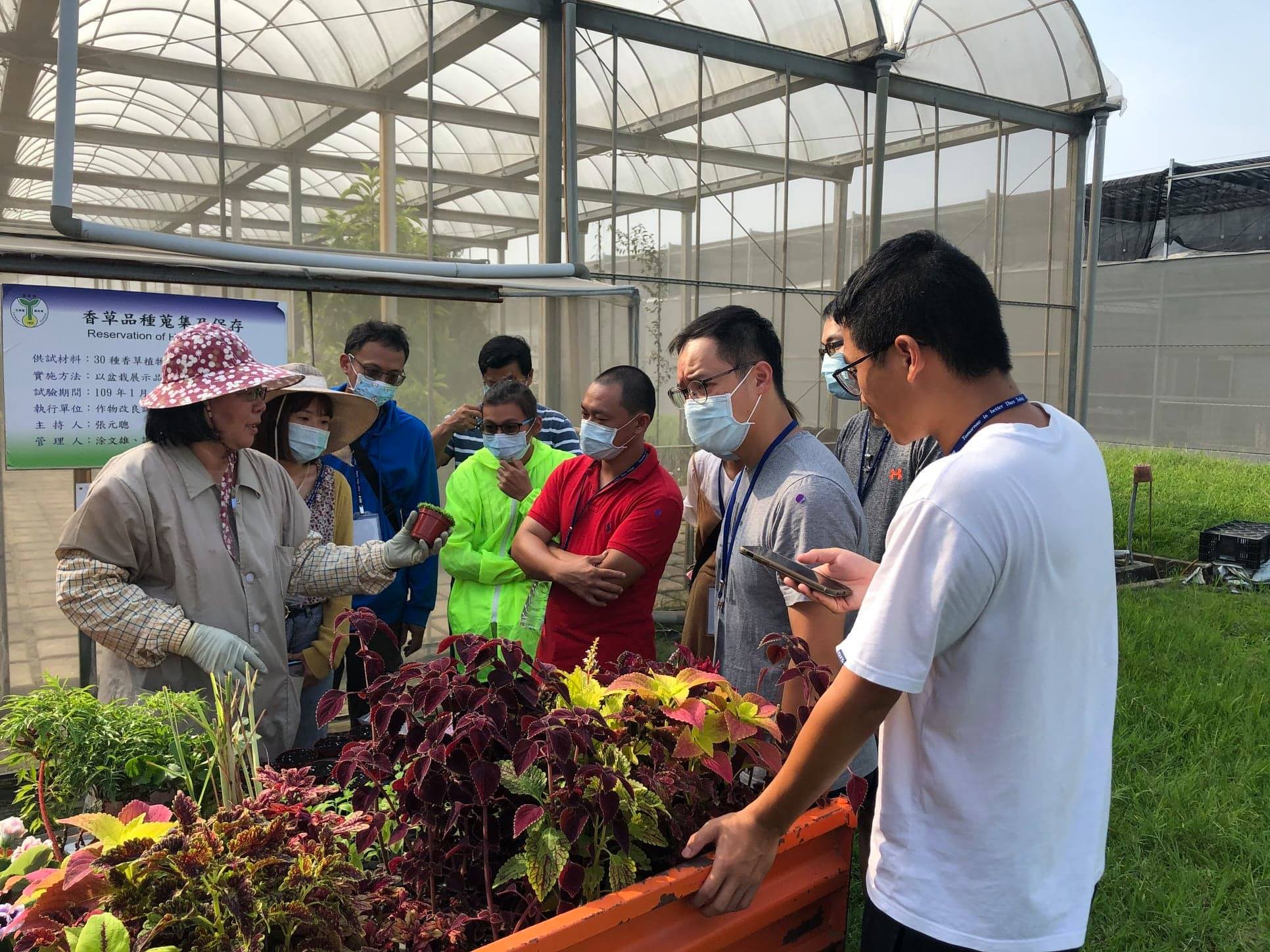 學員操作植物扦插繁殖技術