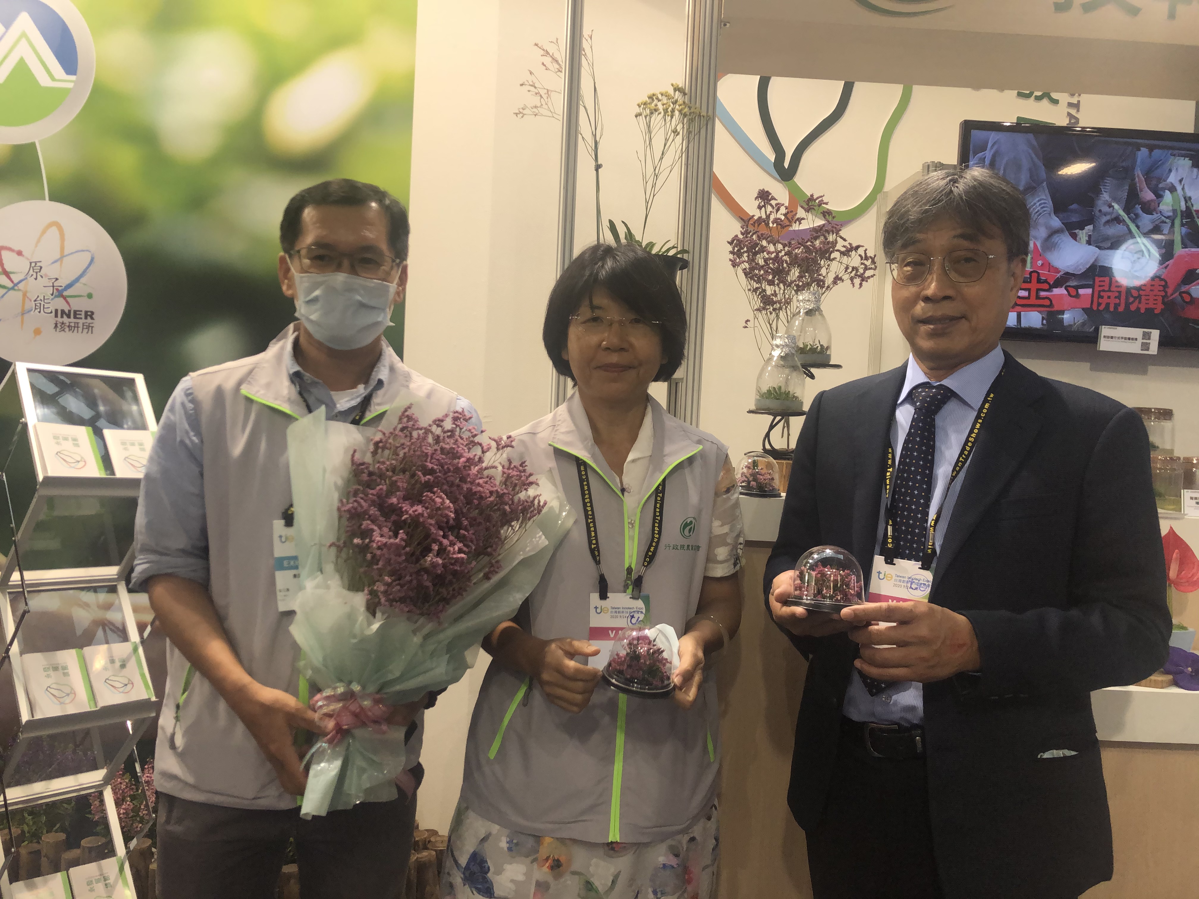 技轉商品區陳副主委駿季、楊場長宏瑛與張元聰副研究員與水晶花臺南3號合影