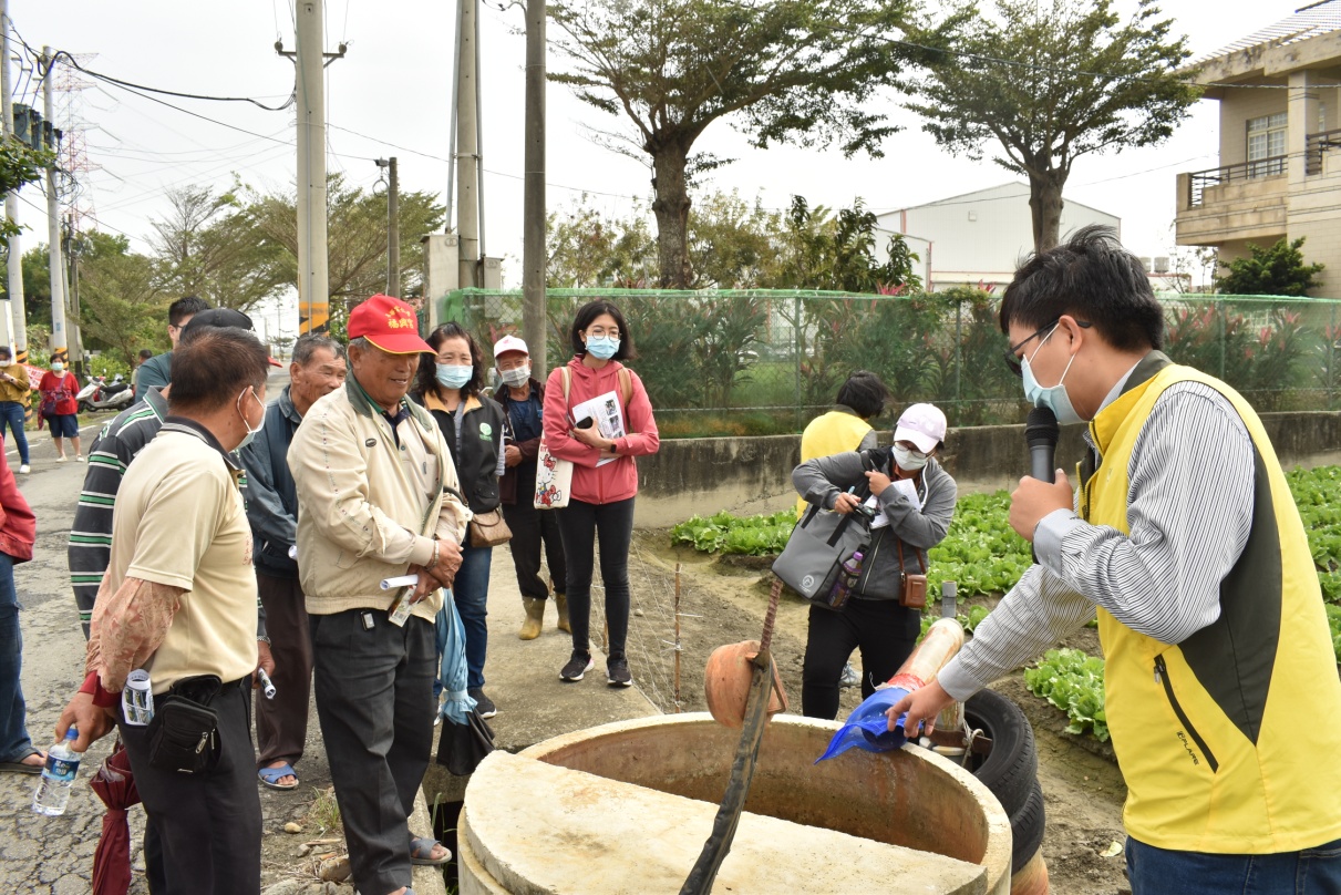 張為斌技佐實地講解全球良好農業規範田間管理注意事項